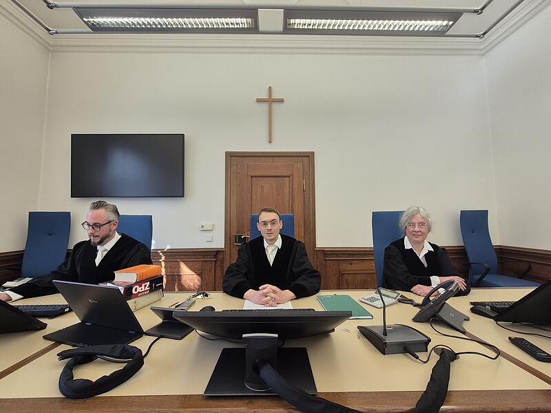 Das Kreuz thront &uuml;ber den Richtern im Sitzungssaal des Landgerichts Bamberg.