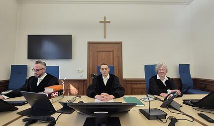 Das Kreuz thront &uuml;ber den Richtern im Sitzungssaal des Landgerichts Bamberg.