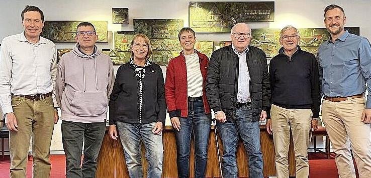 Begrüßung im Rathaus (v.l.): Philippe Rouault (Stadtrat Pacé), Alain Chaize (Stadtrat Pacé), Elisabeth Koy (1. Vorsitzende Verein Le Pont pour Pacé), Friederike Seeger (2. Vorsitzende), Paul Kerdraon (Altbürgermeister Pacé), Michel Garnier (Stadtr... Begrüßung im Rathaus (v.l.): Philippe Rouault (Stadtrat Pacé), Alain Chaize (Stadtrat Pacé), Elisabeth Koy (1. Vorsitzende Verein Le Pont pour Pacé), Friederike Seeger (2. Vorsitzende), Paul Kerdraon (Altbürgermeister Pacé), Michel Garnier (Stadtr...