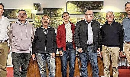 Begr&uuml;&szlig;ung im Rathaus (v.l.): Philippe Rouault (Stadtrat Pac&eacute;), Alain Chaize (Stadtrat Pac&eacute;), Elisabeth Koy (1. Vorsitzende Verein Le Pont pour Pac&eacute;), Friederike Seeger (2. Vorsitzende), Paul Kerdraon (Altb&uuml;rgermeister Pac&eacute;), Michel Garnier (Stadtr...