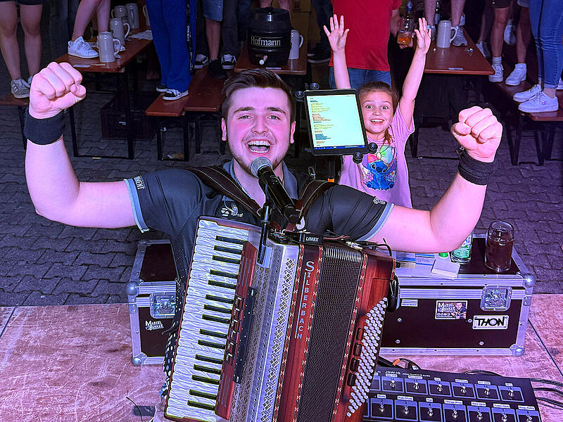 Seit zehn Jahren auf der Bühne: Marcel Benker, Volksmusikstar aus dem Kulmbacher Land, hier bei einem seiner zahlreichen Auftritte in diesem Jahr.