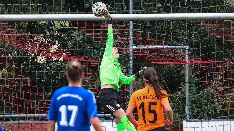 Die Reitscher Torh&uuml;terin Lena Hofmann stand etwas zu weit vor ihrem Kasten und kann einen Weitschuss von Lisa Kestler nicht mehr erreichen, der sich hinter ihr zum 0:1 ins Tor senkt.