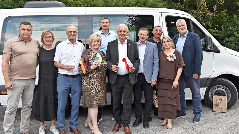 B&uuml;rgermeisterin Miroslava Pelc bedankte sich bei Landrat Wilhelm Schneider f&uuml;r die wertvolle Unterst&uuml;tzung. Mit im Bild Pavlo Osipov, stellvertretende Landr&auml;tin Birgit Bayer, Gesch&auml;ftsleiter Marcus Fr&ouml;hlich, Landrat Dariusz Pilsniak, stellvertrete...