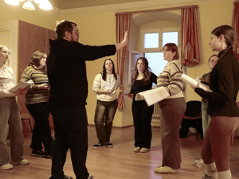 Erfolgreiche Nachwuchsarbeit: Hier probt Sascha Mey mit einer der Jugendgruppen das mystische St&uuml;ck &bdquo;Krabat&ldquo; f&uuml;r die Naturb&uuml;hne.