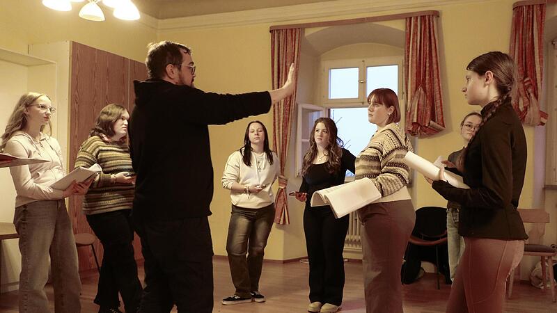 Erfolgreiche Nachwuchsarbeit: Hier probt Sascha Mey mit einer der Jugendgruppen das mystische St&uuml;ck &bdquo;Krabat&ldquo; f&uuml;r die Naturb&uuml;hne.