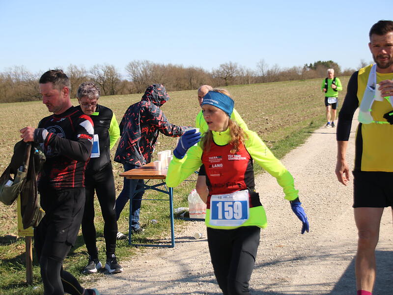 Strahlender Sonnenschein, aber nur niedrige Plusgrade erwartete die L&auml;ufer beim 19. Obermain-Marathon rund um Bad Staffelstein. Die Marathon-Strecke f&uuml;hrte wieder an den beiden Wahrzeichen der Kurstadt, dem Kloster Banz und der Basilika Vierzehnheiligen vorbei.