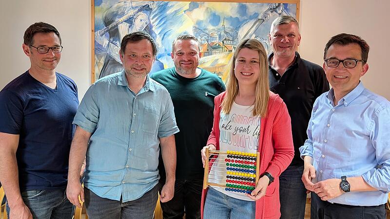 Seit dem 1. Mai ist Stefanie Hanisch (4.v.l.) die neue K&auml;mmerin der Stadt Wallenfels. B&uuml;rgermeister Jens Korn (rechts) &uuml;berreichte symbolisch einen Rechenschieber. &Uuml;ber die Wiederbesetzung der Stelle freuten sich auch die Fraktionsvorsitzenden (v....