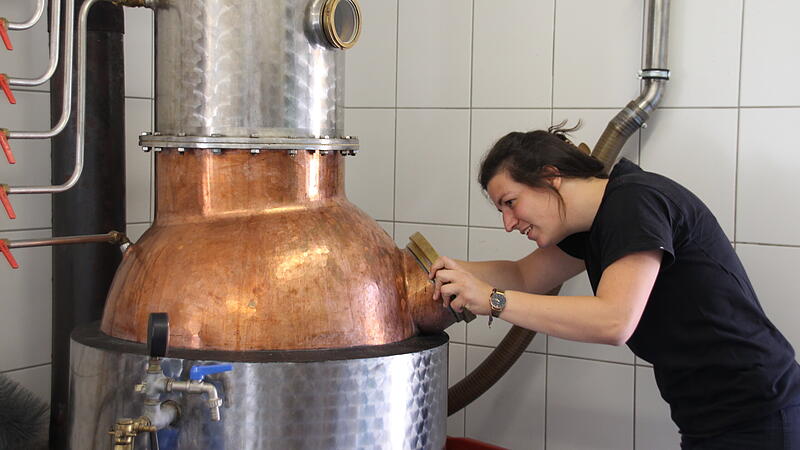 Denise Meyer in ihrer Brennerei in Unterlauter.