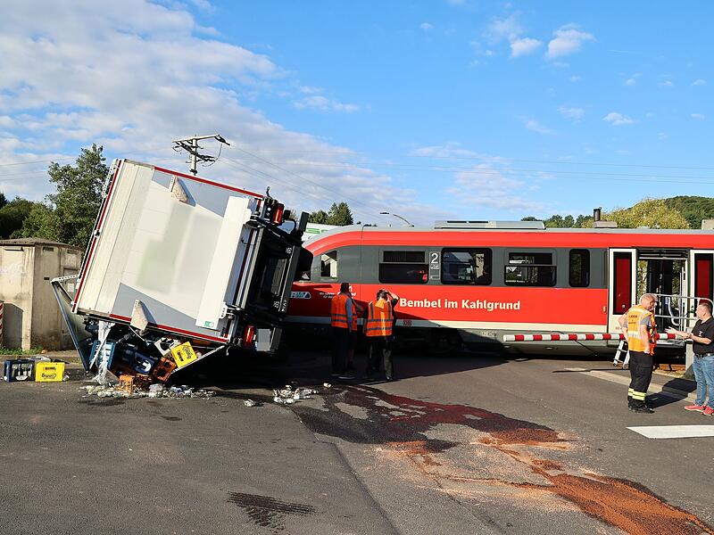 Zug fährt an Bahnübergang gegen Getränkelaster