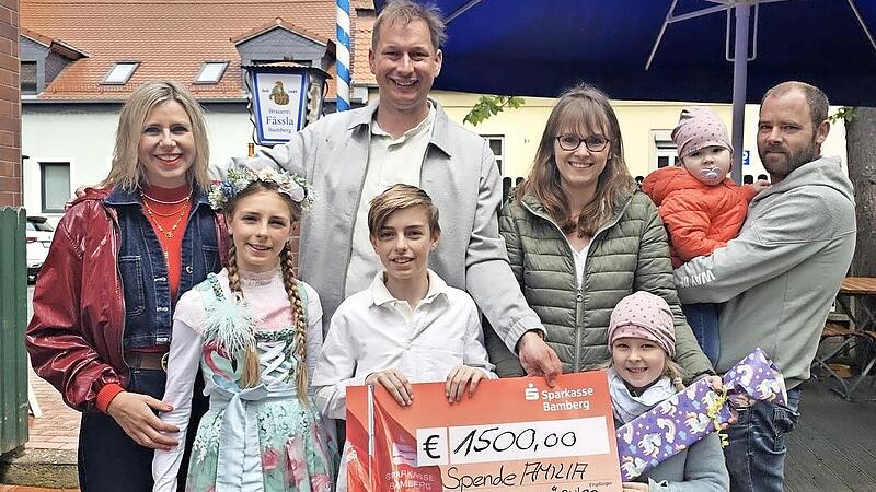 Scheckübergabe mit (v. l.) Verena Eichfelder von Kachelofen-Premiumpartner Kaufhaus Schrill, ihren beiden Kindern Greta und Gabriel, Sebastian Linz, Amilias Mutter Sonja, Amilias Schwester Mathilda, Amilia und ihrem Vater Michael. Scheckübergabe mit (v. l.) Verena Eichfelder von Kachelofen-Premiumpartner Kaufhaus Schrill, ihren beiden Kindern Greta und Gabriel, Sebastian Linz, Amilias Mutter Sonja, Amilias Schwester Mathilda, Amilia und ihrem Vater Michael.