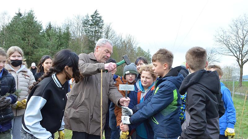 Gemeinsam mit Oberbürgermeister Frank Rebhan bringen die Schüler eine Erinnerungsplakette an.