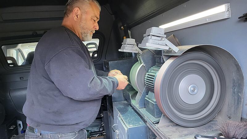 Georg Weiß ist mit seinem Schleif-Express unterwegs.