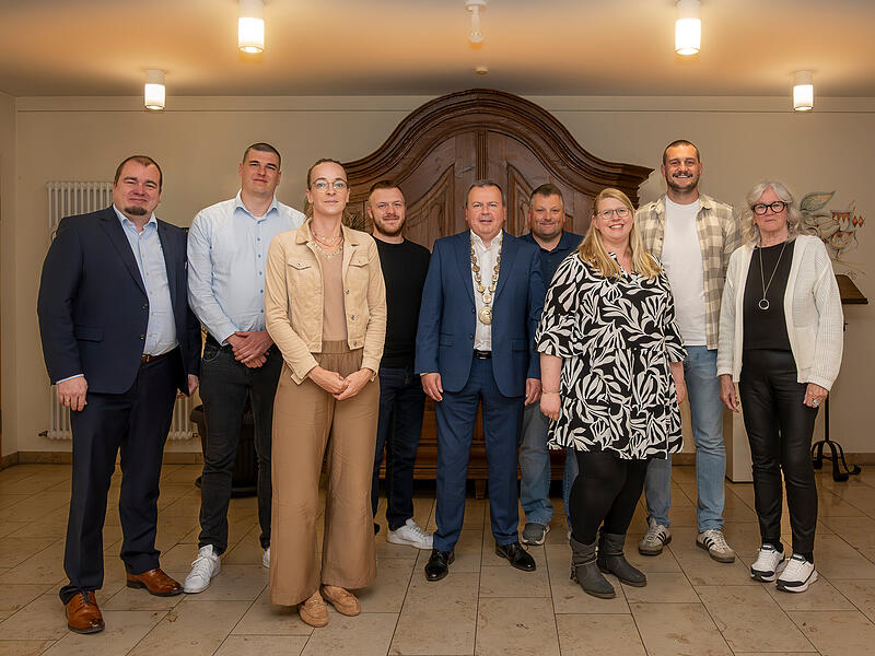 Die neu gew&auml;hlten Gemeinder&auml;te der Gemeinde Effeltrich stellen sich zusammen mit den B&uuml;rgermeistern vor dem Sitzungssaal im Pfarrsaal Effeltrich ausf (v l.):  Jens Herzog (Dritter B&uuml;rgermeister), Christoph Steiner, Corinna Meister, Jan Leuth&auml;u&szlig;er, Peter Lepper (B&uuml;rgermeister), Marco Huppmann, Stephanie Herzog, Tobias Kupfer und Christine Bertholdt (Zweite B&uuml;rgermeisterin).