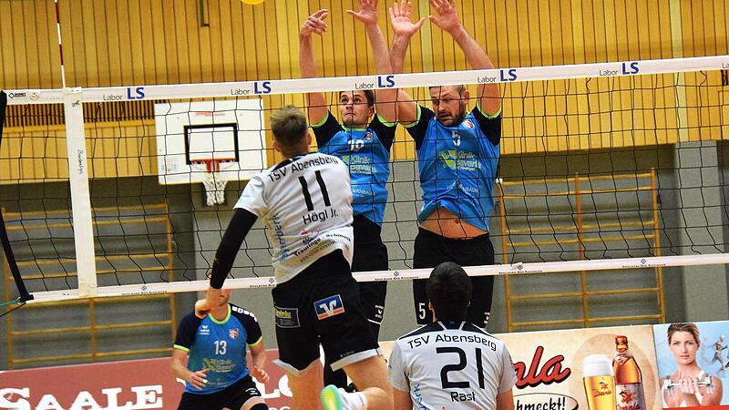 Unser Bild zeigt David Baden (links) und Jakob Schmidt am Netz beim Block gegen den TSV Abensberg.