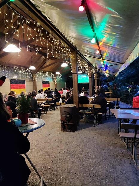 Auf Birgit's Schindlerkeller schauten viele Fußball-Fans gemeinsam das Spiel.Einblick vor Eröffnung: Kreislauf-Kaufhaus Forchheim Auf Birgit's Schindlerkeller schauten viele Fußball-Fans gemeinsam das Spiel.Einblick vor Eröffnung: Kreislauf-Kaufhaus Forchheim