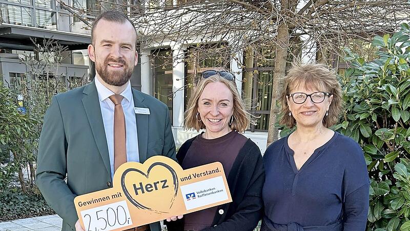 &Uuml;bergabe Spende an die Verantwortlichen der Awo-Waldkindergruppe durch Bereichsdirektor Florian Horner.