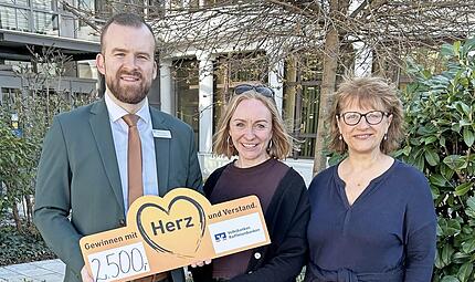 Übergabe Spende an die Verantwortlichen der Awo-Waldkindergruppe durch Bereichsdirektor Florian Horner. Übergabe Spende an die Verantwortlichen der Awo-Waldkindergruppe durch Bereichsdirektor Florian Horner.
