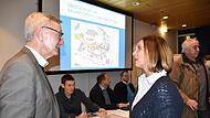 Daniela Naujoks, Schulleiterin der Oberen Schule, tauscht sich mit Stadtwerkeleiter Stephan Pröschold über die geplanten Baumaßnahmen und die notwendige Sicherheit der Schulkinder aus.