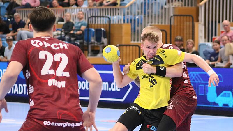 Die Coburger Nachwuchshoffnung Pavels Valkovskis (am Ball) will am Potsdamer Emil Hansson vorbei.