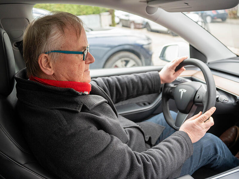 Klaus Fischer aus Erlangen vermietet professionell Tesla-Elektroautos. Doch auch bei ihm geht die Nachfrage signifikant zurück. Klaus Fischer aus Erlangen vermietet professionell Tesla-Elektroautos. Doch auch bei ihm geht die Nachfrage signifikant zurück.