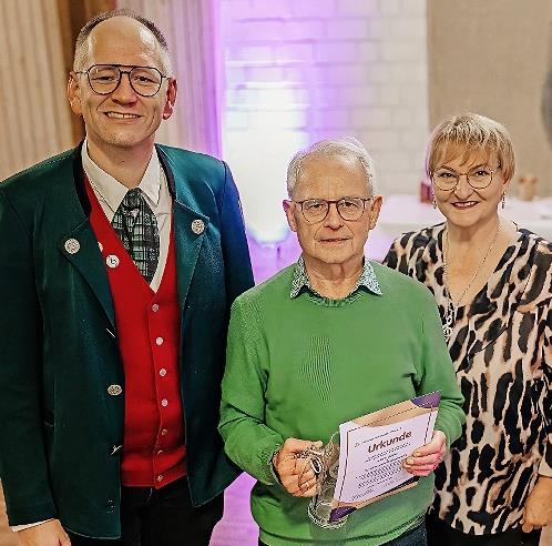 Am Jubiläumsabend ehrten die beiden Vorsitzenden Barbara Schenk und Christian Smuda das Gründungsmitglied Alfons Möhler.