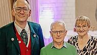 Am Jubiläumsabend ehrten die beiden Vorsitzenden Barbara Schenk und Christian Smuda das Gründungsmitglied Alfons Möhler.