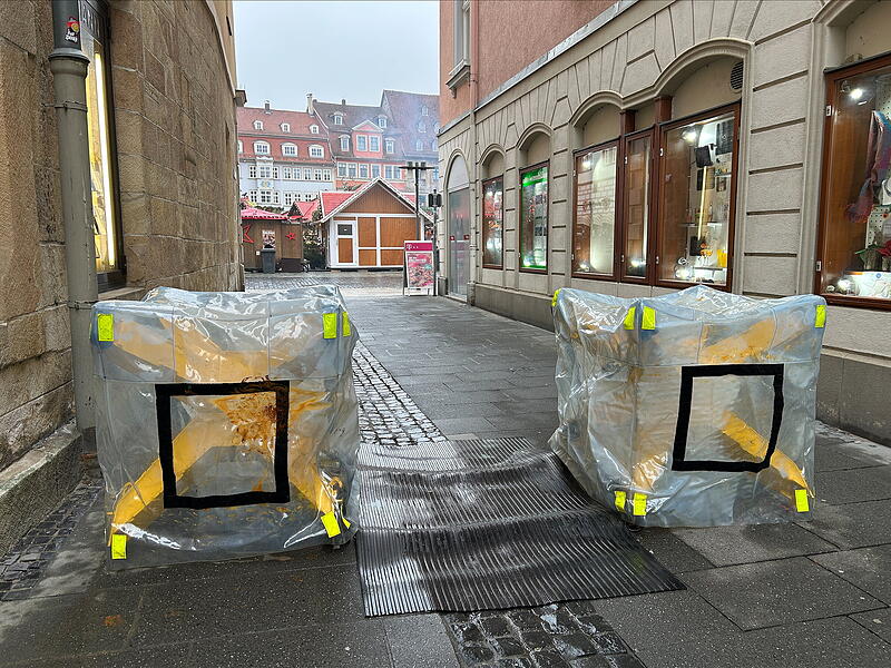 In allen Gassen, die zum Coburger Marktplatz f&uuml;hren, wurden Barrieren aufgebaut. Hier ist die N&auml;gleinsgasse zu sehen.