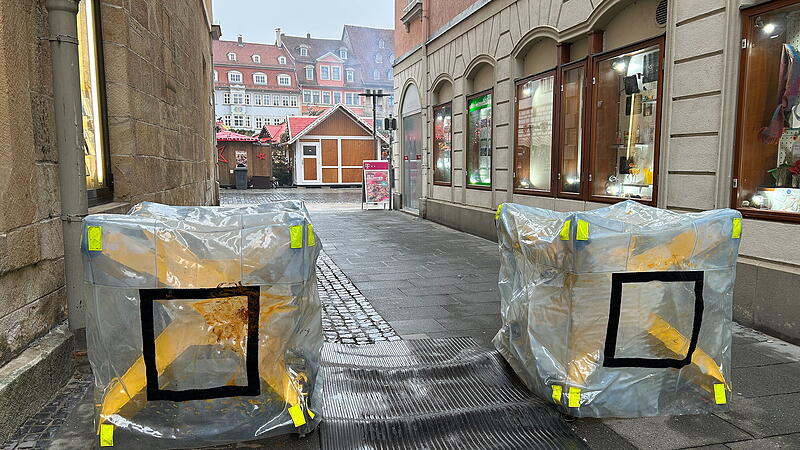 In allen Gassen, die zum Coburger Marktplatz f&uuml;hren, wurden Barrieren aufgebaut. Hier ist die N&auml;gleinsgasse zu sehen.