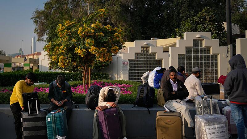 Gestrandete Passagiere am Flughafen in Dubai