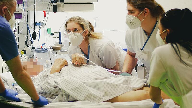 Die Arbeit auf der Intensivstation ist auch außerhalb des Covid-Bereichs jeden Tag Schwerstarbeit. Gemeinsam mit einem Arzt betten drei Krankenpflegerinnen einen Patienten um. Die Arbeit auf der Intensivstation ist auch außerhalb des Covid-Bereichs jeden Tag Schwerstarbeit. Gemeinsam mit einem Arzt betten drei Krankenpflegerinnen einen Patienten um.