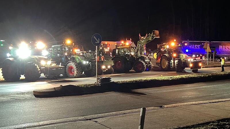 Schon am frühen Montagmorgen blockieren Landwirte den Verkehr im Landkreis Kitzingen mit ihren Traktoren. An den beiden Autobahnauffahrten an der Anschlussstelle Kitzingen/Schwarzach ist kein Durchkommen mehr.