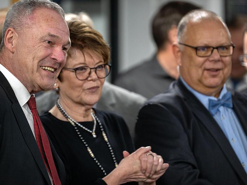 Oberbürgermeister Frank Rebhan (von links), 3. Bürgermeisterin Elke Protzmann und 2. Bürgermeister Martin Stingl begrüßen die Gäste zum Stehempfang der Stadt Neustadt bei Coburg an der Treppe zum 2. Obergeschoss des Rathauses. Oberbürgermeister Frank Rebhan (von links), 3. Bürgermeisterin Elke Protzmann und 2. Bürgermeister Martin Stingl begrüßen die Gäste zum Stehempfang der Stadt Neustadt bei Coburg an der Treppe zum 2. Obergeschoss des Rathauses.
