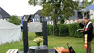 Pfarrer Richard Reis segnete das neue Denkmal und ganz Birnbaum.