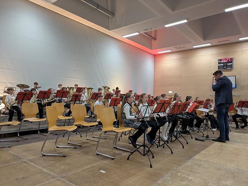 Das Vororchester spielte als zweites.Frühjahrskonzert der Musikschule Münnerstadt Das Vororchester spielte als zweites.