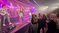 Anfangs noch zögerlich, gingen die Zuhörer mit der Band um Sängerin Anni Andorka immer mehr auf Tuchfühlung.Forchheim & Fränkische Schweiz