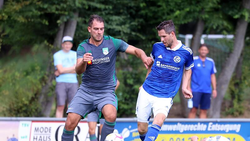 Neunkirchens Julian Derfuss (links) will  Schwaigs Christoph Weber vom Ball trennen.