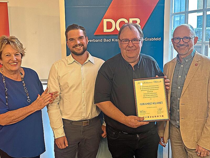 Gerhard Klamet, Vorsitzender DGB-Kreisverband Bad Kissingen / Rh&ouml;n-Grabfeld (3.v.l.) wurde mit der Fritz-Soldmann-Urkunde geehrt. Es gratulierten (v. l.): Brigitte Meyerdierks stellvertretende Landr&auml;tin Bad Kissingen, LaudatorSteffen Kindermann un...