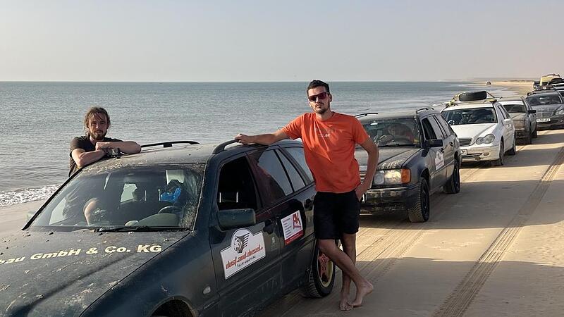 Florian Beudert (links) und Felix Planetosch haben diesen Mercedes bis in den Senegal gefahren.