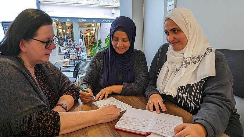 Uschi Prawitz links) arbeitet mit Sanaa Mustafa und Hanadi Slibi an ihren literarischen Texten.