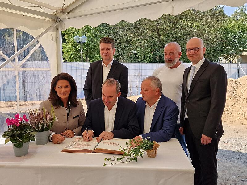 Eintrag in das Goldene Buch der Stadt Bad Kissingen. Das Bild zeigt von links: Bayerns Landwirtschaftsministerin Michaela Kaniber, Staatssekretär Sandro Kirchner, Bayerns Wirtschaftsminister Hubert Aiwanger, Landrat Thomas Bold, Investor und Hotelbetreiber Robert Manhardt sowie Oberbürgermeister Dirk Vogel. Eintrag in das Goldene Buch der Stadt Bad Kissingen. Das Bild zeigt von links: Bayerns Landwirtschaftsministerin Michaela Kaniber, Staatssekretär Sandro Kirchner, Bayerns Wirtschaftsminister Hubert Aiwanger, Landrat Thomas Bold, Investor und Hotelbetreiber Robert Manhardt sowie Oberbürgermeister Dirk Vogel.