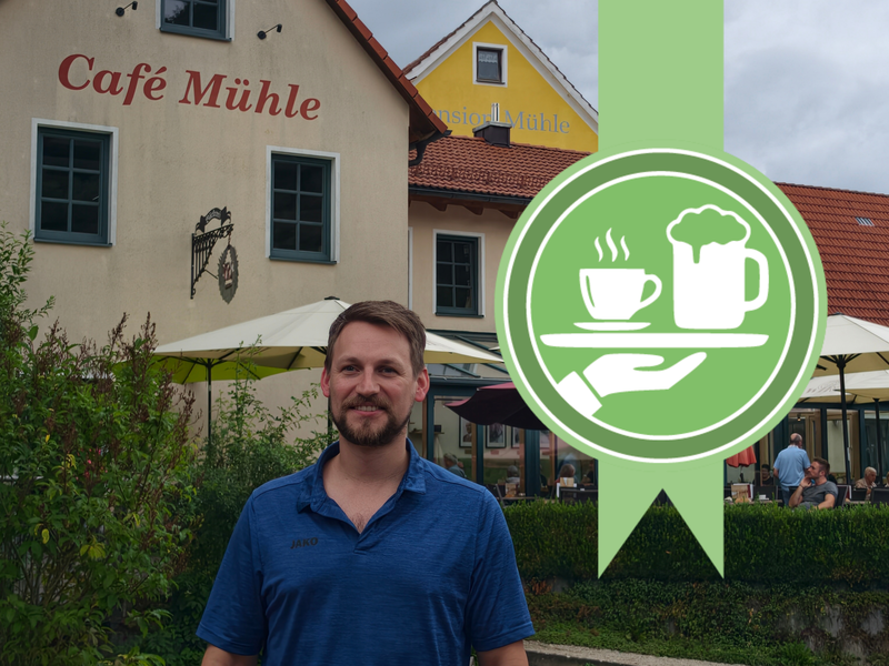 Genuss am Wegesrand: Michael Wirth vor seinem Caf&eacute; M&uuml;hle in EgloffsteinForchheim & Fr&auml;nkische Schweiz