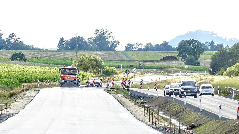 Auf der geraden Strecke von Wiesenfeld nach Neida werden die Autofahrer derzeit auf einer Behelfs-Fahrbahn umgeleitet. Die neue Trasse ist im Vordergrund zu sehen. Auf der geraden Strecke von Wiesenfeld nach Neida werden die Autofahrer derzeit auf einer Behelfs-Fahrbahn umgeleitet. Die neue Trasse ist im Vordergrund zu sehen.