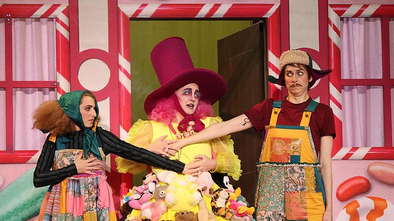 &bdquo;H&auml;nsel und Gretel&ldquo; im Globe Coburg in der Neuinszenierung von Neil Barry Moss: Szene mit Francesca Paratore als Gretel, Kora Pavelic als Hexe und Emily Lorini als H&auml;nsel.