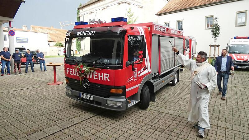 Diakon Joachim Stapf segnete den Tanker, der fast wie ein Neufahrzeug aussieht. Diakon Joachim Stapf segnete den Tanker, der fast wie ein Neufahrzeug aussieht.