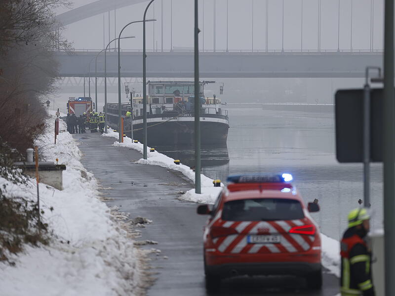 Schiff schl&auml;gt auf eisigem Kanal leck: Knapp 40 Zentimeter Wasser-&Ouml;l-Gemisch im Maschinenraum