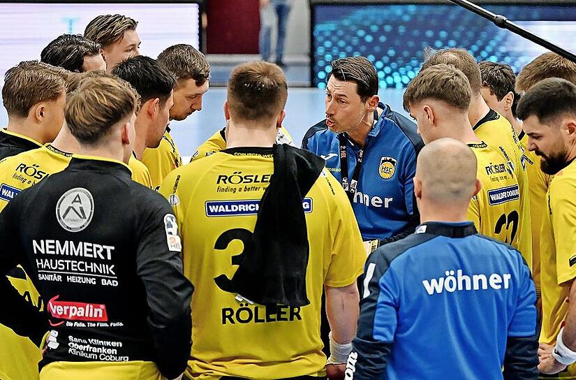 HSC-Trainer Anel Mahmutefendic nahm in Ludwigshafen fr&uuml;h eine Auszeit, um an seine Mannschaft zu appellieren.