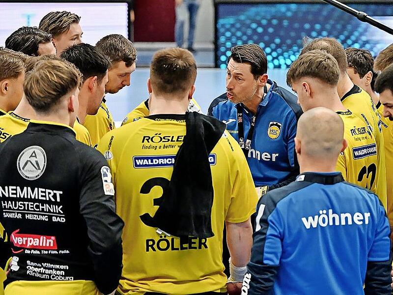 HSC-Trainer Anel Mahmutefendic nahm in Ludwigshafen fr&uuml;h eine Auszeit, um an seine Mannschaft zu appellieren.