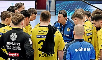 HSC-Trainer Anel Mahmutefendic nahm in Ludwigshafen fr&uuml;h eine Auszeit, um an seine Mannschaft zu appellieren.