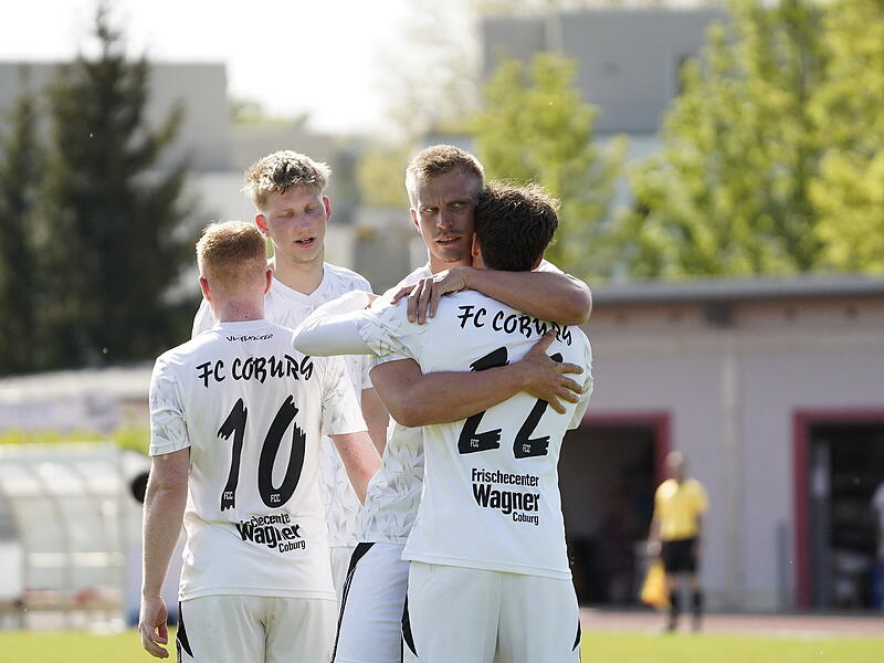 Der FC Coburg um Ren&eacute; Knie (Nr. 10) und Kapit&auml;n Maximilian Tranziska bejubelt einen von Norik H&ouml;hns (Nr. 22) drei Treffer gegen den FC Ingolstadt II.