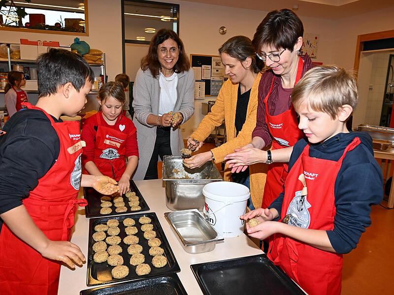 Auch Schulleiterin Susanne Wieshuber (Mitte) legt beim Kochen Hand an.
